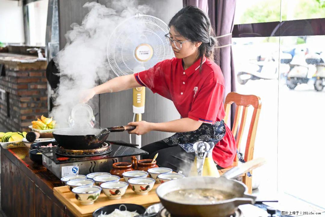 全网追的“扁担女孩”，找了一份暑假工，时薪12元 - 鹤壁生活资讯 - 鹤壁28生活网 hb.28life.net